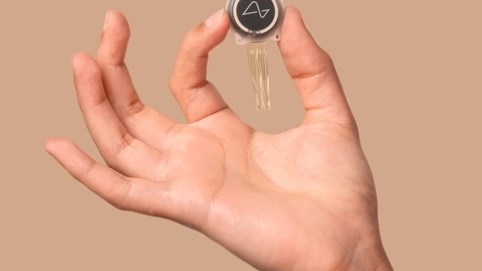 Người đầu tiên cấy chip Neuralink vào não có thể chơi game trên laptop bằng ý nghĩ