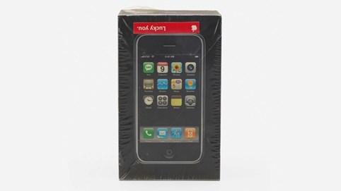Cận cảnh chiếc iPhone đời đầu 'Lucky you' độc nhất vô nhị được bán đấu giá với giá không tưởng