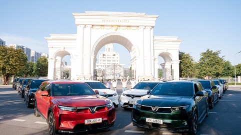 Tài xế taxi công nghệ chỉ ra loạt ưu điểm của xe điện so với xe xăng