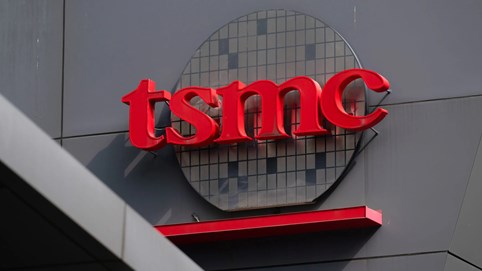 Ông Trump dọa áp thuế 100% với TSMC nếu không xây nhà máy tại Mỹ