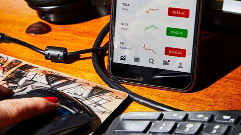 Đầu tư 211 tỷ USD vào cổ phiếu, các nhà đầu tư nhỏ lẻ trở thành trọng tâm thu hút vốn trên thị chứng khoán Mỹ