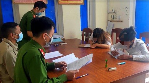 Không đeo khẩu trang nơi công cộng, 3 người ở Yên Bái mất gần chỉ vàng tiền phạt