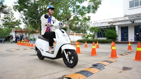 Xe 'ngon', giá 'thơm', miễn phí sạc 1 năm: Xe máy điện VinFast khiến người lao động Bình Dương thích mê