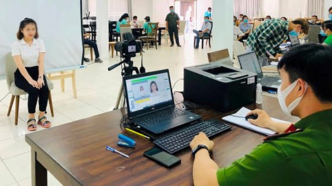 Từ 1/7, làm Thẻ căn cước phải thu thập sinh trắc học mống mắt như thế nào?