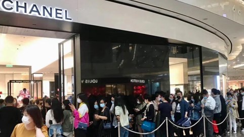 Giới trẻ Trung Quốc đổ xô đi mua đồ hiệu Hermès, Chanel để... đầu tư, sinh lời