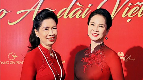 NSND Lan Hương dịu dàng trong tà áo dài Việt