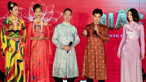 NSƯT Xuân Bắc và các nghệ sĩ Nhà hát Kịch Việt Nam xuất hiện trong trang phục áo dài tại Gala Tự hào áo dài Việt