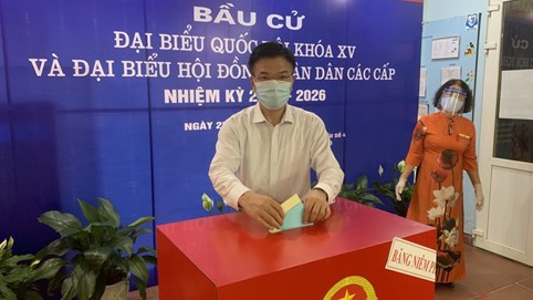 Bộ trưởng Bộ Tư pháp Lê Thành Long bầu cử tại khu vực bỏ phiếu số 4, phường Giảng Võ