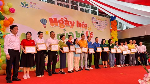 Gian hàng 0 đồng của Richy tặng bánh miễn phí cho bệnh nhi tại Bệnh viện Nhi Trung ương