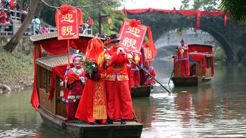 Tập tục kì lạ khắp năm châu: Nàng dâu bị nhà mẹ đẻ... ném thẳng sang nhà trai