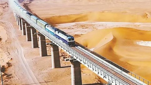 ‘Choáng váng’ công nghệ Trung Quốc: 3 năm xây 825km đường sắt, 219 cây cầu đi qua sa mạc hoang vu