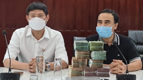 Gia tài thật sự của nam MC đi xe cà tàng, xỏ dép tông nhưng đeo balo đựng cả tỷ tiền mặt