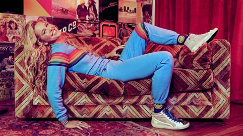 Từ vận động viên lướt sóng trở thành một trong những phụ nữ giàu nhất nước Mỹ nhờ bán đồ thể thao sang trọng