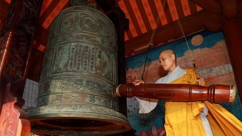 Hơn 18.000 ngôi chùa khắp cả nước đồng loạt ngân vang tiếng chuông cầu nguyện quốc thái dân an