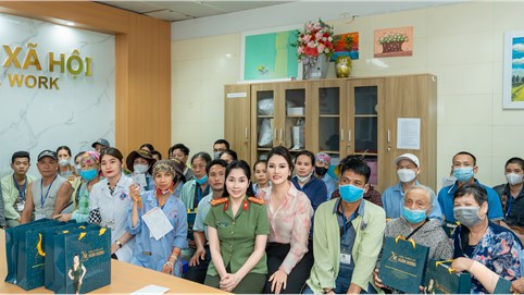 Viện Thẩm mỹ Xuân Hương thăm hỏi, tặng quà cho bệnh nhân khó khăn tại Bệnh viện K nhân ngày Gia đình Việt Nam