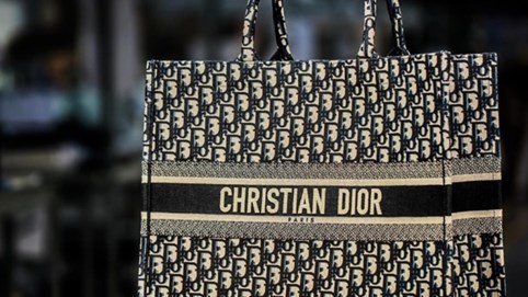 Câu chuyện kinh doanh: Sự thật về giá trị đúng của những chiếc túi Dior, Giorgio Armani giá tới 70 triệu đồng