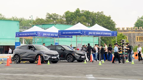 VinFast VF 7 bộc lộ sức mạnh trên đường đua Gymkhana