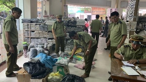 Thu giữ hơn 33.000 sản phẩm giả mạo nhãn hiệu nổi tiếng