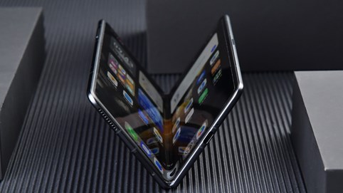 Cận cảnh chiếc smartphone gập mỏng nhẹ nhất thế giới, tới Galaxy Z Fold6 cũng phải 