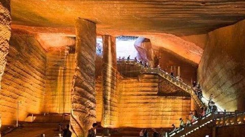 Phát hiện dưới ao cá có 1 hang động lớn, dân làng dùng 5 máy bơm hút cạn nước suốt 17 ngày đêm: "Kỳ quan thứ 9" được tìm thấy