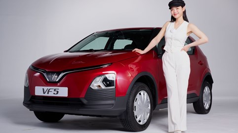 VinFast VF 5 thay đổi diện mạo mới, “đẹp bất chấp” bên cạnh Kim You Jung