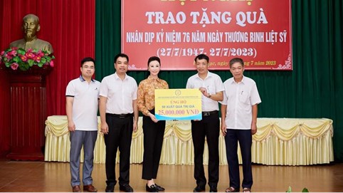 Hoa hậu doanh nhân thành đạt Vũ Thuý Nga tri ân mẹ Việt Nam anh hùng 