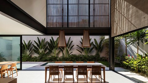 Ngôi nhà “lạ” vì tầng trệt không xây tường