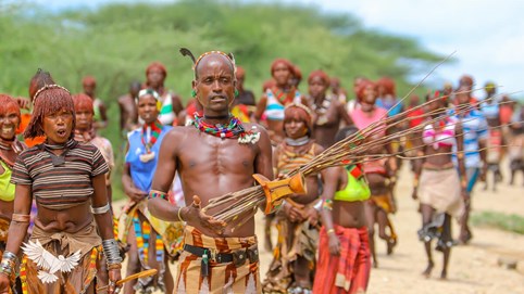 Tập tục kì lạ khắp năm châu: Đàn ông khoả thân, nhảy liên tiếp qua 15 chú bò sẽ được lấy nhiều vợ