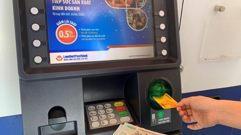 NHNN yêu cầu tổ chức tín dụng giảm phí giao dịch từ 1/8 