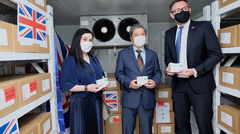 Chính phủ Anh trao tặng 415.000 liều vắc xin Covid-19 cho Việt Nam