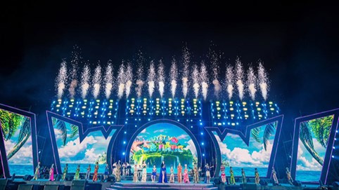 Nhà thiết kế Châu Loan ra mắt bộ sưu tập “Nắng biển” 