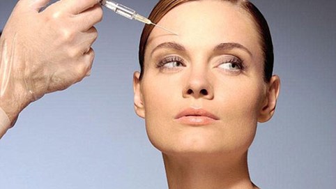 Người Mỹ “nghiện” bơm ngực và tiêm botox