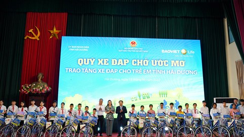 Bảo Việt trao tặng học bổng “Quỹ xe đạp chở ước mơ” hướng tới 60 năm thành lập