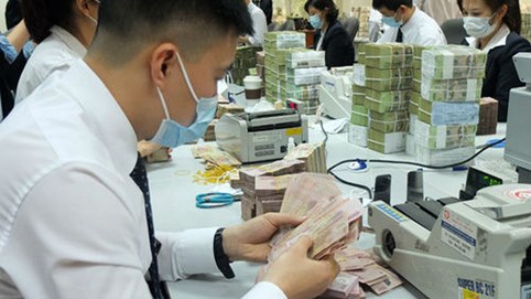 Lương thưởng ngân hàng 'bay hơi' chục triệu, cho nghỉ việc hàng loạt