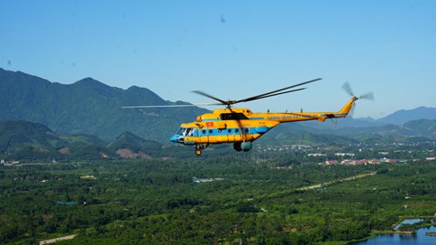Theo cánh trực thăng bay huấn luyện kéo Cờ Tổ quốc hướng về Ngày hội non sông