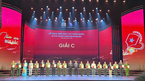 Báo Pháp luật Việt Nam vinh dự nhận 2 giải C - Giải báo chí Toàn quốc 'Vì an ninh Tổ quốc và bình yên cuộc sống'
