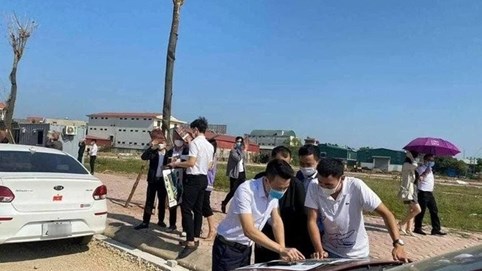 “Giá đất tăng gấp 2 - 3 lần nhưng mới chỉ giảm 30% nên người mua chưa xuống tiền”