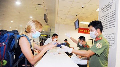 Từ hôm nay 15/8, công dân 13 nước được nâng thời hạn tạm trú