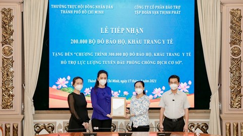TPHCM tiếp nhận 200.000 bộ đồ bảo hộ, khẩu trang y tế