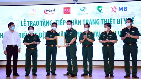 MB trao tặng trang thiết bị y tế trị giá 5 tỷ đồng cho Bệnh viện Quân y 175 