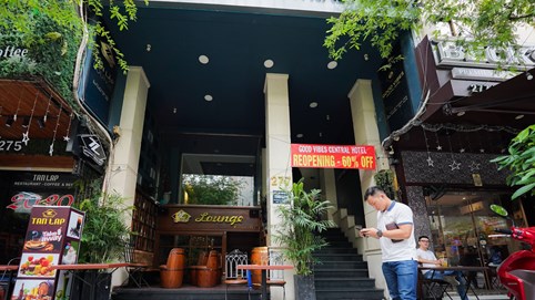Khách sạn đất vàng TP HCM hạ giá chục tỷ đồng để tìm người mua