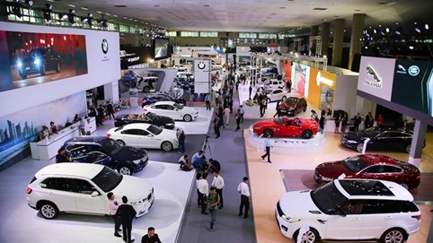 Đại lý hạ giá, nhà nước giảm thu phí: Ô tô vẫn ế đầy kho