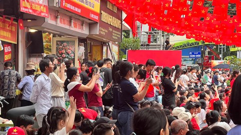 Người dân đổ về Quảng trường Ba Đình chờ xem hợp luyện diễu binh kỷ niệm 80 năm Quốc khánh 2/9