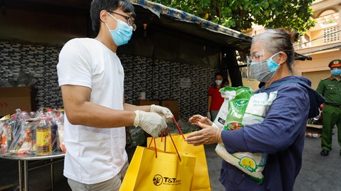 T&T Group trao tặng 100.000 suất quà cho người nghèo ở TP HCM