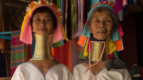 Tập tục kì lạ khắp năm châu: Phụ nữ thích đeo 25 vòng cổ bằng đồng với trọng lượng khoảng 10kg, cổ càng dài thì càng đẹp