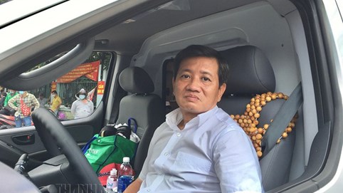 Ông Đoàn Ngọc Hải tự lái xe cứu thương chở bệnh nhân nghèo về quê miễn phí