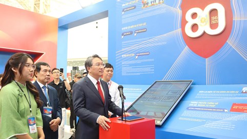 Bộ trưởng Nguyễn Hải Ninh tham quan không gian triển lãm của Bộ Tư pháp