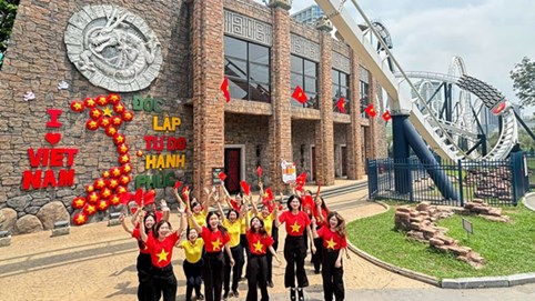 Du khách thích thú check-in đại kỳ tại Hạ Long ngay trước thềm lễ 2/9