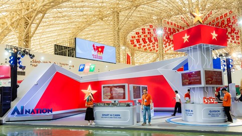 Trải nghiệm gian hàng 'Quốc gia AI' tại Triển lãm thành đất nước