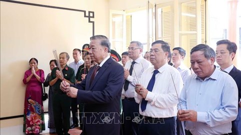 Tổng Bí thư Tô Lâm dâng hương tưởng niệm Chủ tịch Hồ Chí Minh tại Di tích nhà số 48 Hàng Ngang